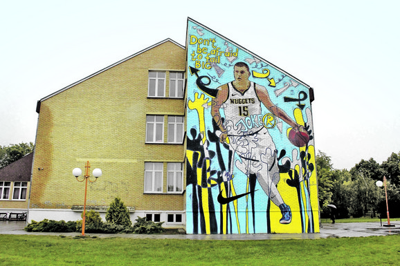 Mural je naslikan tako da gleda na terene na kojima je Nikola igrao, a i dalje igra basket