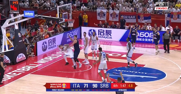 Trenutak kada je Nikola Jokić odgurnuo Danijela Haketa
