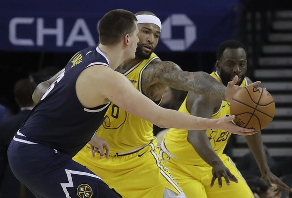 Nikola Jokić i Demarkus Kazins u duelu