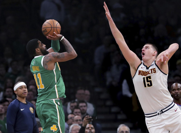 Kajri Irving i Nikola Jokić u duelu na meču Boston - Denver