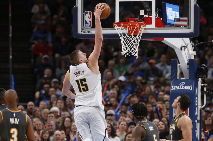 Nikola Jokić zakucava protiv Oklahoma Siti Tandera