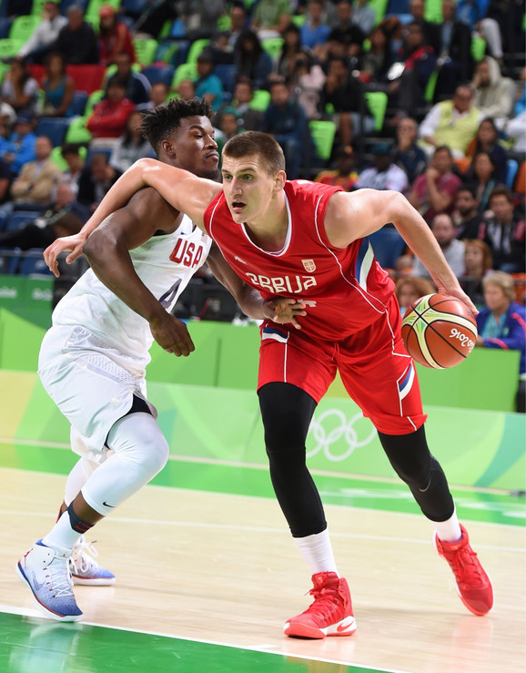 Nikola Jokić u olimpijskom duelu sa NBA zvezdom Džimijem Batlerom, reprezentativcem SAD