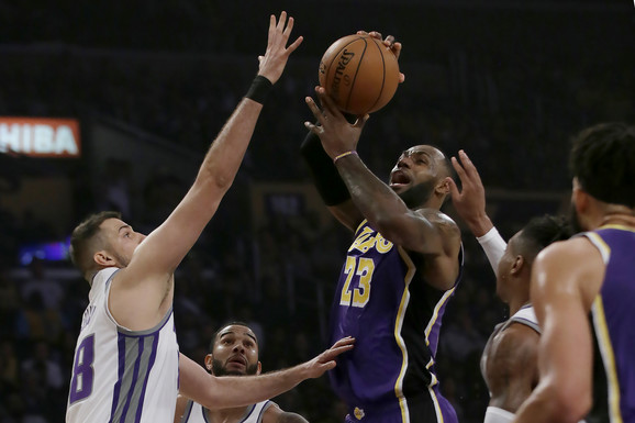 Lebron Džejms i Nemanja Bjelica