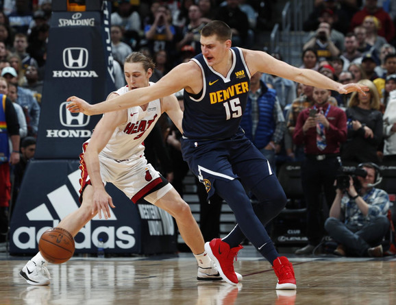 Nikola Jokić na meču protiv Majamija