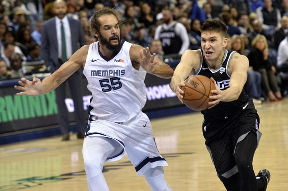 Bogdan Bogdanović u duelu sa Žoakimom Noom