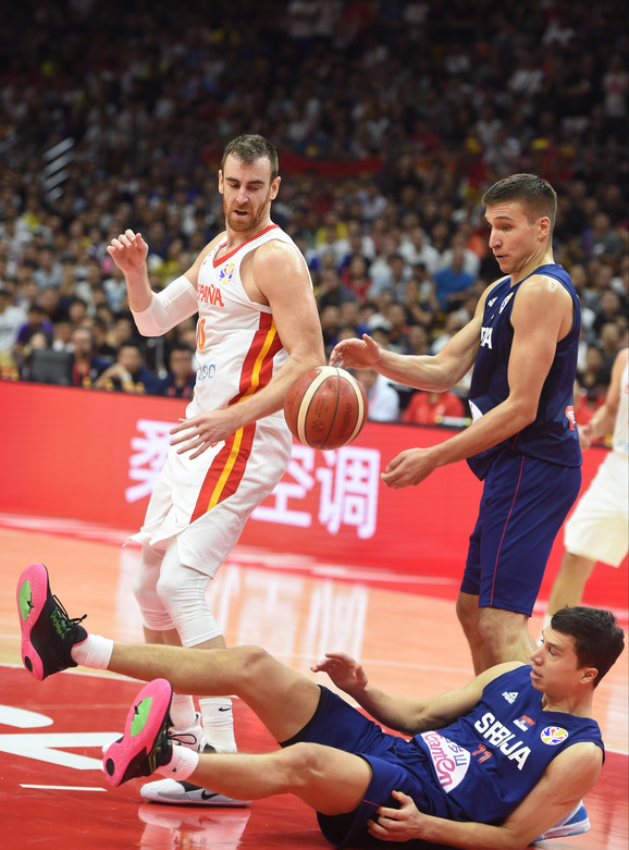 Vlada Lučić i Bogdan Bogdanović u borbi sa Viktorom Klaverom