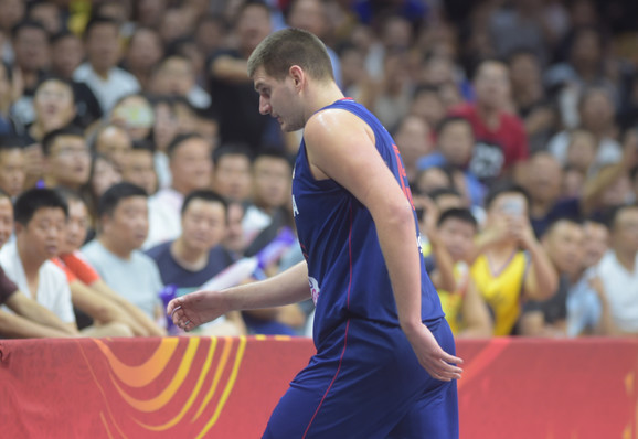Nikola Jokić napušta teren posle isključenja